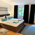 Deutsche Ostseevilla - Grosse Mit Sauna, Spielplatz, Pkw-stellplaetze, Grosser Garten Semesterbostad Rostock